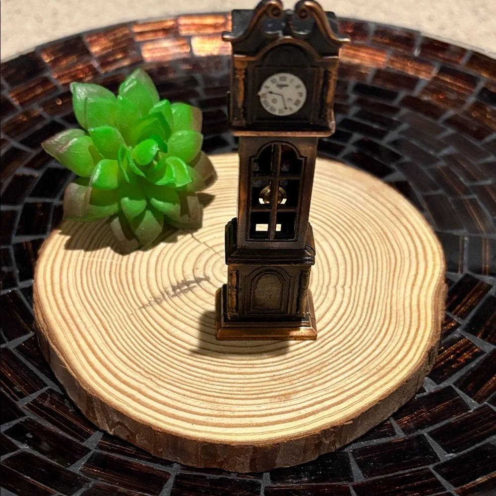 Vintage die cast pencil sharpener miniature Clock Tower Figurine - Picture 1 of 9